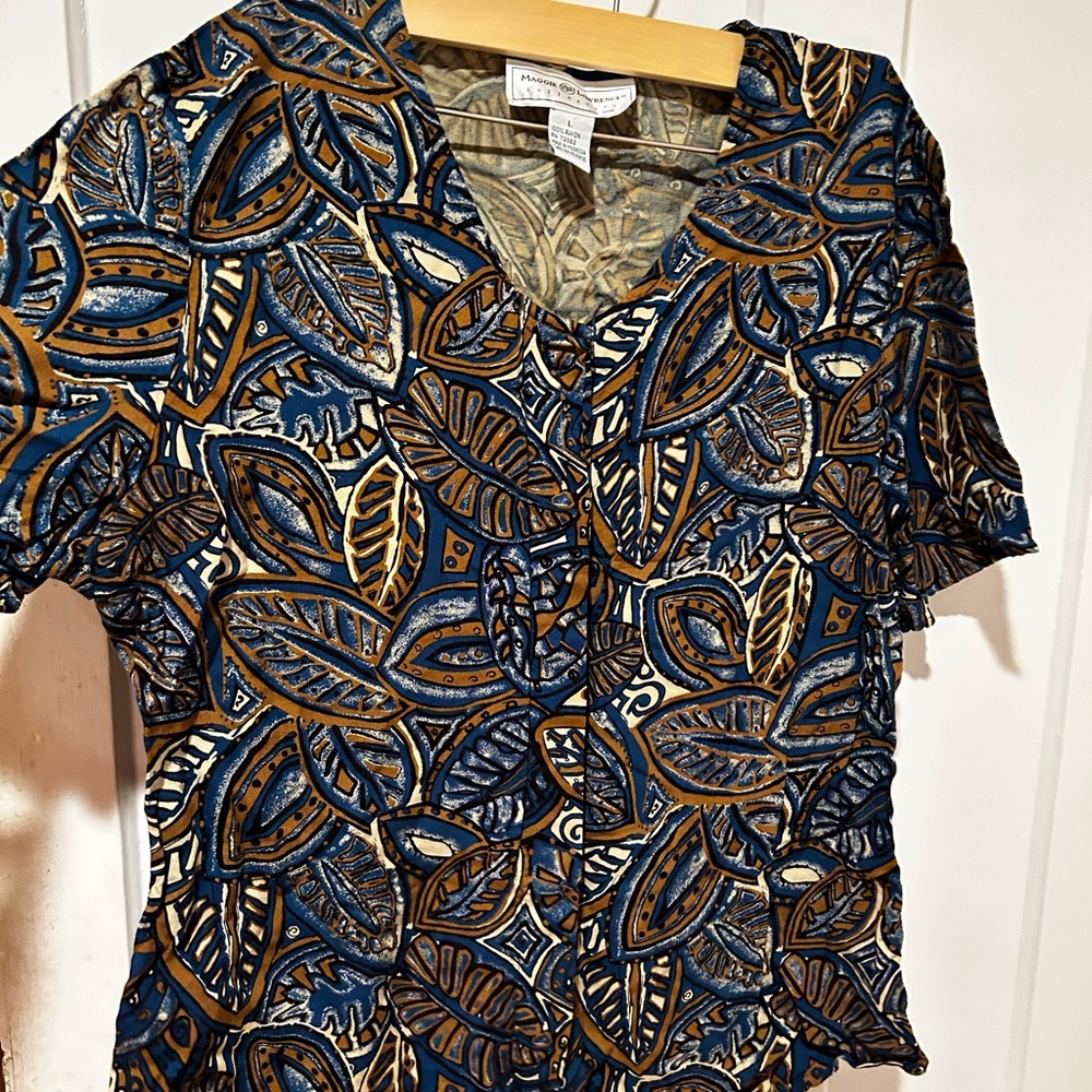 Cute Maggie Lawrence button up short sleeve shirt. Marked size large.